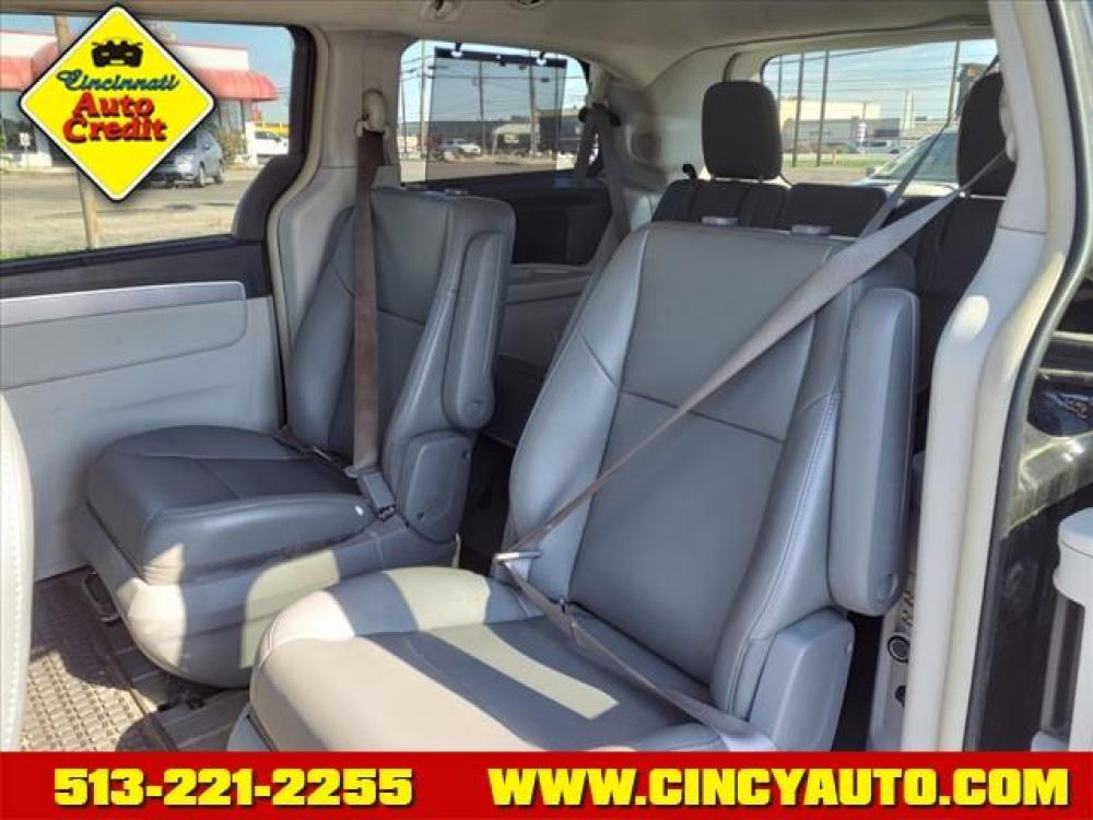 2011 Neptune Blue Metallic Volkswagen Routan SE (2V4RW3DG2BR) with an 3.6L V6 283hp 260ft. lbs. Sequential Multiport Fuel Injection engine, 6-Speed Shiftable Automatic transmission, located at 5489 Dixie Highway, Fairfield, OH, 45014, (513) 221-2255, 39.333084, -84.523834 - Photo #4