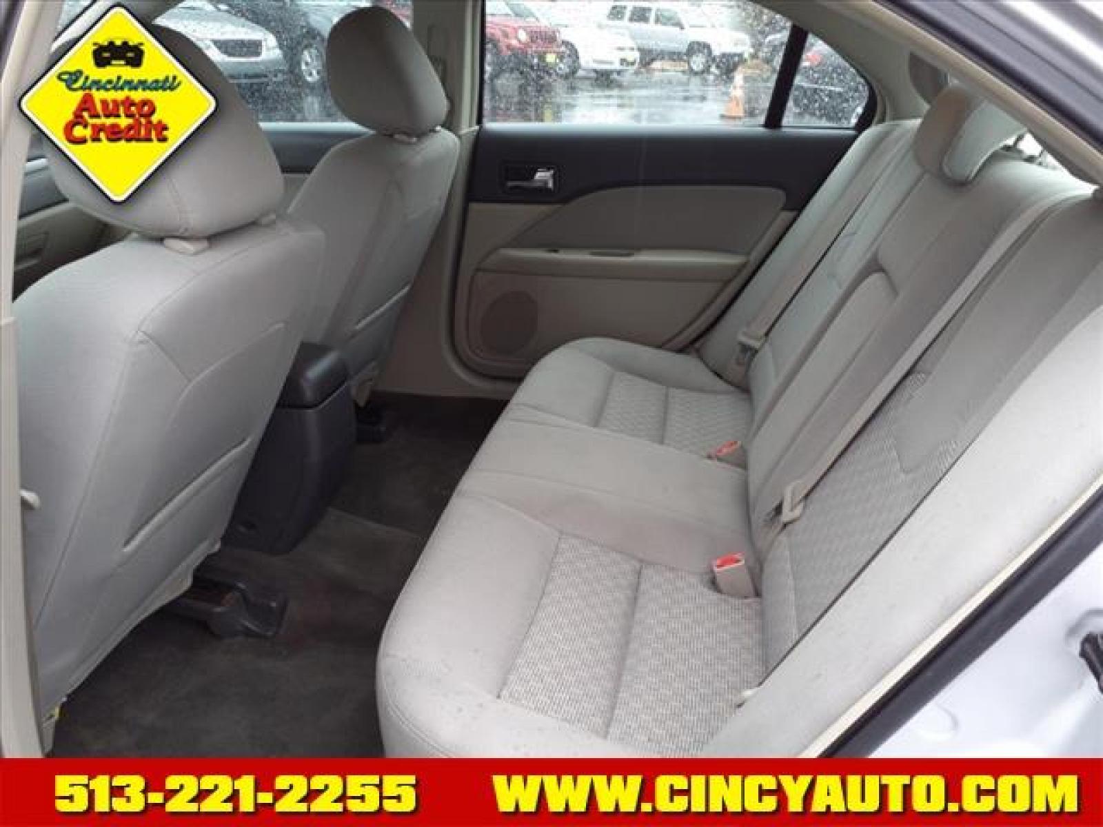 2011 White Platinum Metallic Tri-Coat Ford Fusion SE (3FAHP0HA8BR) with an 2.5L 2.5L I4 175hp 172ft. lbs. Sequential Multiport Fuel Injection engine, 6-Speed Automatic transmission, located at 2813 Gilbert Avenue, Cincinnati, OH, 45206, (513) 221-2255, 39.130219, -84.489189 - Photo #4