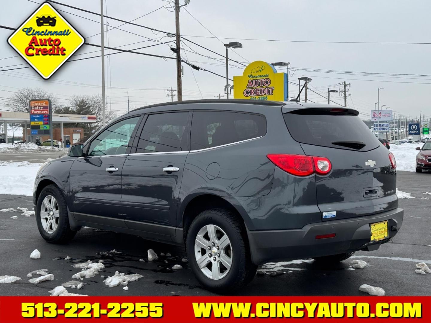 2011 Cyber Gray Metallic Chevrolet Traverse LT (1GNKRGED9BJ) with an 3.6L 3.6L V6 281hp 266ft. lbs. Direct Injection engine, 6-Speed Shiftable Automatic transmission, located at 5489 Dixie Highway, Fairfield, OH, 45014, (513) 221-2255, 39.333084, -84.523834 - Photo#2