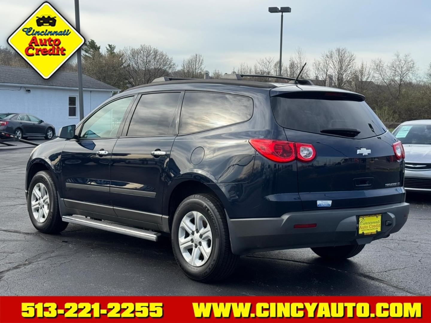 2012 Dark Blue Metallic Chevrolet Traverse LS (1GNKRFED9CJ) with an 3.6L 3.6L V6 281hp 266ft. lbs. Direct Injection engine, 6-Speed Shiftable Automatic transmission, located at 5489 Dixie Highway, Fairfield, OH, 45014, (513) 221-2255, 39.333084, -84.523834 - Photo#2