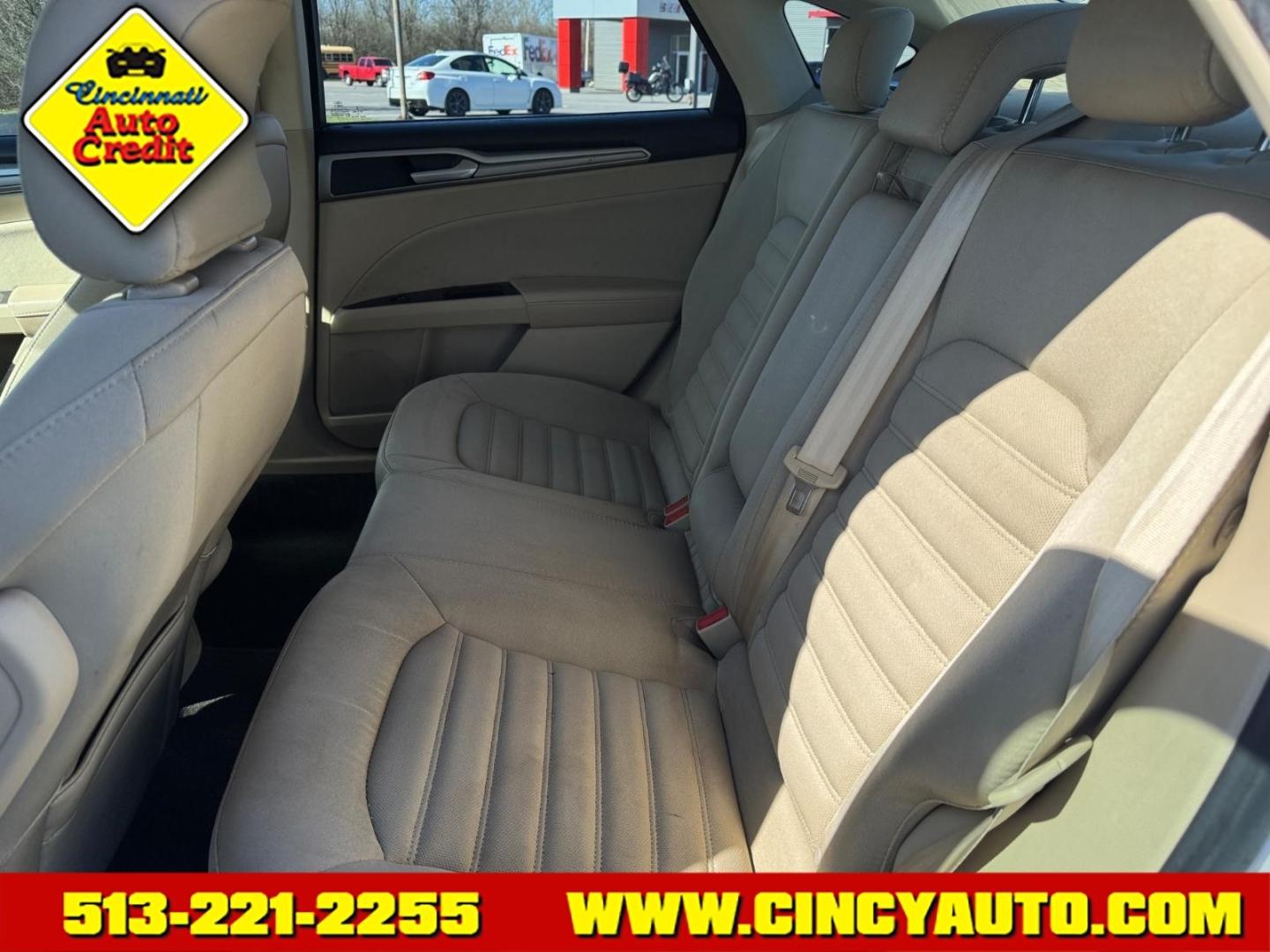 2015 Oxford White Ford Fusion SE (3FA6P0H70FR) with an 2.5L 2.5L I4 175hp 175ft. lbs. Sequential Multiport Fuel Injection engine, 6-Speed Shiftable Automatic transmission, located at 5489 Dixie Highway, Fairfield, OH, 45014, (513) 221-2255, 39.333084, -84.523834 - Photo#4