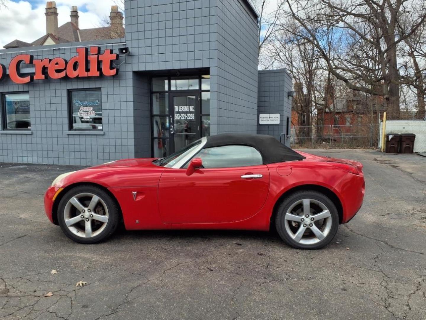 2007 Aggressive 74u Pontiac Solstice Base (1G2MB35B27Y) with an 2.4L 2.4L inline 4 double overhead camshaft 16V Sequential-Port F.I. engine, 5-Speed Automatic transmission, located at 2813 Gilbert Avenue, Cincinnati, OH, 45206, (513) 221-2255, 39.130219, -84.489189 - Photo#1