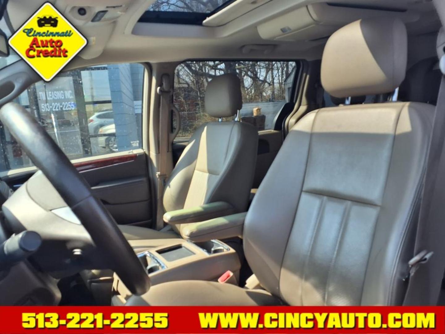 2012 White Gold Clear Coat Pwl Chrysler Town and Country Touring-L (2C4RC1CG1CR) with an 3.6L Pentastar 3.6L Flex Fuel V6 283hp 260ft. lbs. Sequential Multiport Fuel Injection engine, 6-Speed Shiftable Automatic transmission, located at 2813 Gilbert Avenue, Cincinnati, OH, 45206, (513) 221-2255, 39.130219, -84.489189 - Photo#5