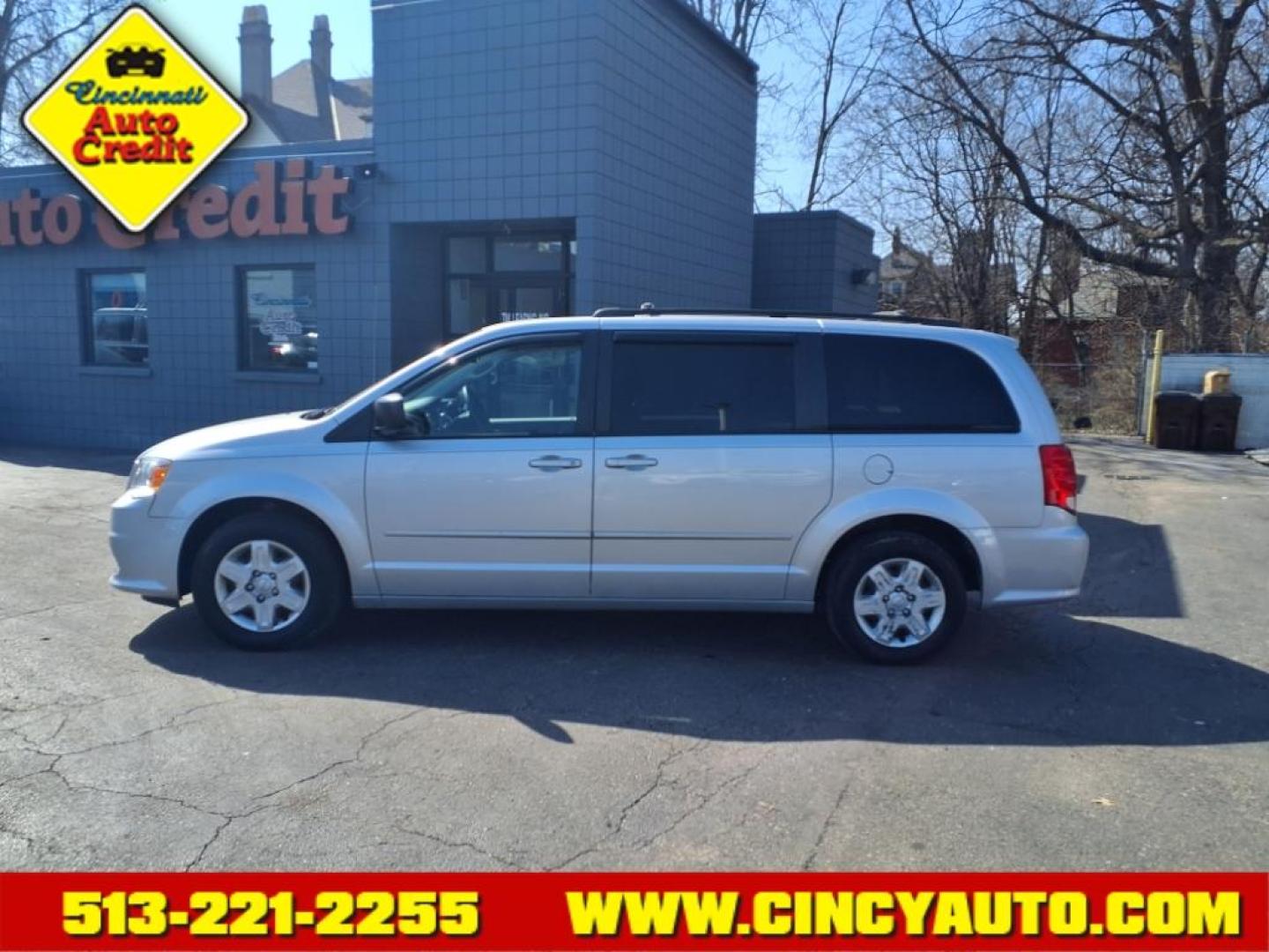 2012 Bright Silver Metallic Clear Coat Ps2 Dodge Grand Caravan SE (2C4RDGBG3CR) with an 3.6L Pentastar 3.6L Flex Fuel V6 283hp 260ft. lbs. Sequential Multiport Fuel Injection engine, 6-Speed Shiftable Automatic transmission, located at 2813 Gilbert Avenue, Cincinnati, OH, 45206, (513) 221-2255, 39.130219, -84.489189 - Photo#1