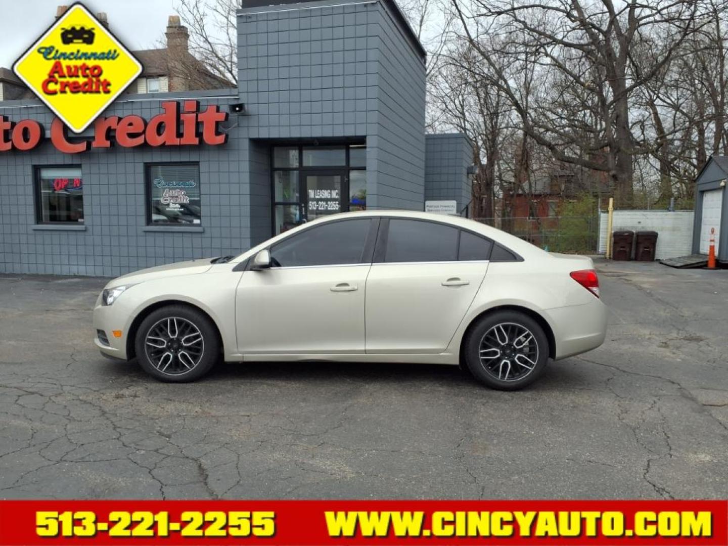 2014 Champagne Silver Metallic Gwt Chevrolet Cruze 1LT Auto (1G1PC5SB6E7) with an 1.4L Ecotec 1.4L Turbo I4 138hp 148ft. lbs. Sequential Multiport Fuel Injection engine, 6-Speed Shiftable Automatic transmission, located at 2813 Gilbert Avenue, Cincinnati, OH, 45206, (513) 221-2255, 39.130219, -84.489189 - Photo#1