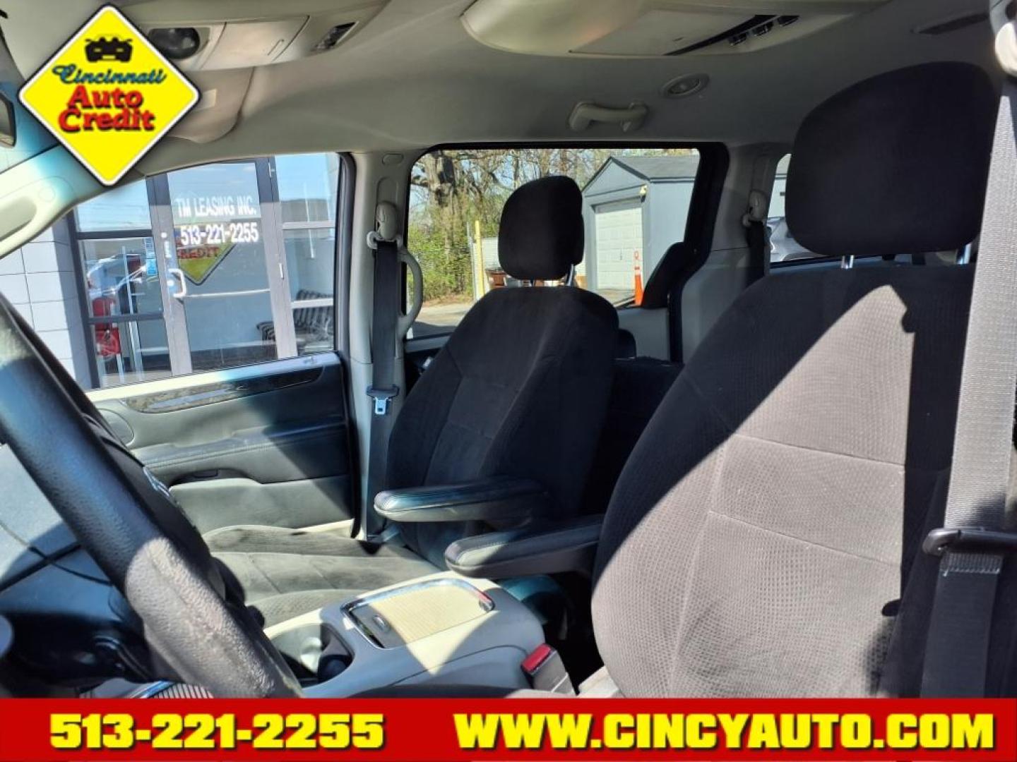 2013 Brilliant Black Crystal Pearl Coat Pxr Dodge Grand Caravan SXT (2C4RDGCG5DR) with an 3.6L Pentastar 3.6L V6 283hp 260ft. lbs. Sequential Multiport Fuel Injection engine, 6-Speed Shiftable Automatic transmission, located at 2813 Gilbert Avenue, Cincinnati, OH, 45206, (513) 221-2255, 39.130219, -84.489189 - Photo#5
