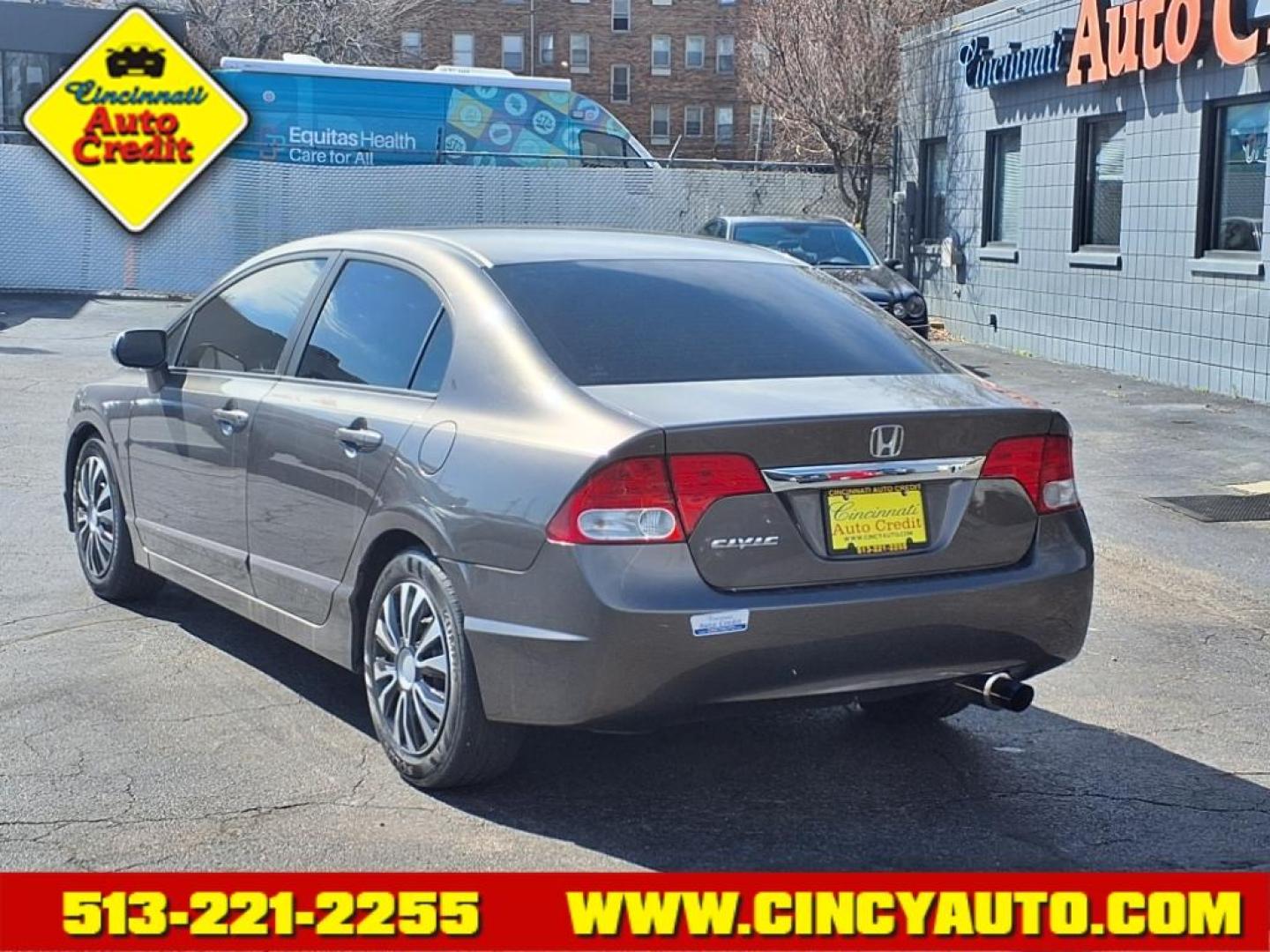 2010 Polished Metal Metallic Gy Honda Civic LX (19XFA1F59AE) with an 1.8L 1.8L I4 140hp 128ft. lbs. Fuel Injected engine, 5-Speed Automatic transmission, located at 2813 Gilbert Avenue, Cincinnati, OH, 45206, (513) 221-2255, 39.130219, -84.489189 - Photo#2