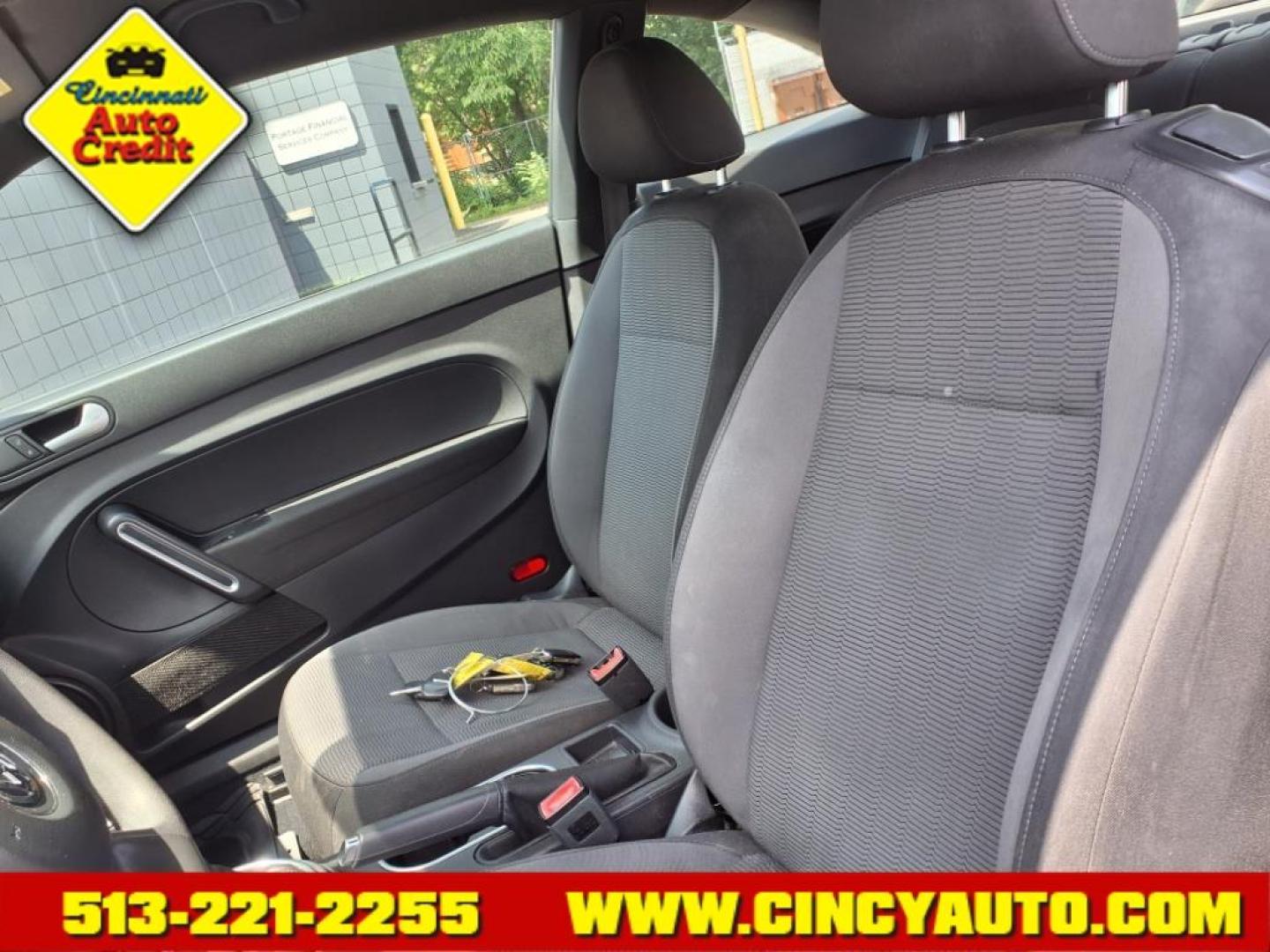 2013 Platinum Gray Metallic Volkswagen Beetle 2.5L Entry PZEV (3VWFP7ATXDM) with an 2.5L 2.5L I5 170hp 177ft. lbs. PZEV Sequential Multiport Fuel Injection engine, 6-speed Automatic with Tiptronic transmission, located at 2813 Gilbert Avenue, Cincinnati, OH, 45206, (513) 221-2255, 39.130219, -84.489189 - Photo#5