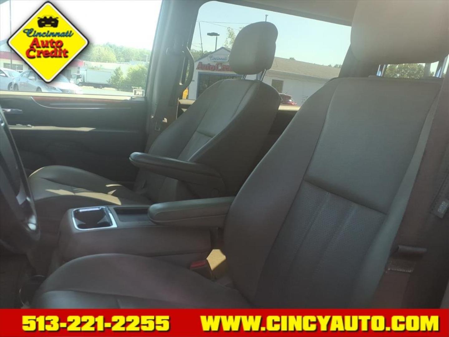 2013 Deep Cherry Red Crystal Pearl Coat Chrysler Town and Country Touring (2C4RC1BG9DR) with an 3.6L Pentastar 3.6L Flex Fuel V6 283hp 260ft. lbs. Sequential Multiport Fuel Injection engine, 6-Speed Shiftable Automatic transmission, located at 5489 Dixie Highway, Fairfield, OH, 45014, (513) 221-2255, 39.333084, -84.523834 - Photo#4