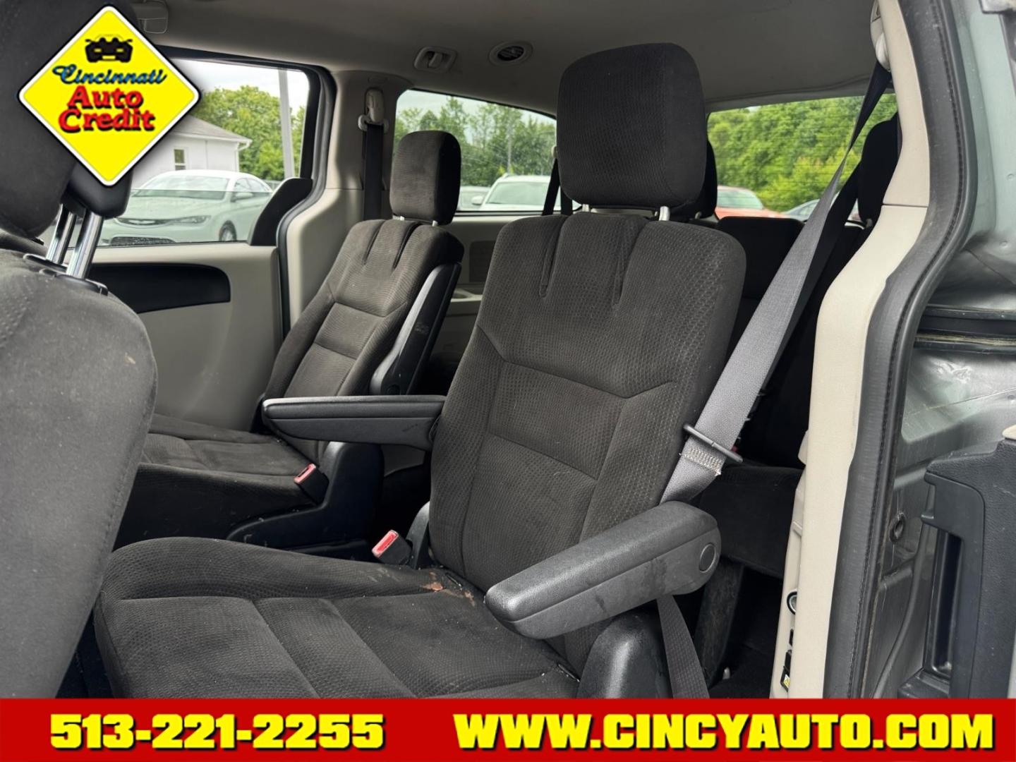 2017 Billet Clear Coat Psc Dodge Grand Caravan SE (2C4RDGBG4HR) with an 3.6L Pentastar 3.6L Flex Fuel V6 283hp 260ft. lbs. Sequential Multiport Fuel Injection engine, 6-Speed Shiftable Automatic transmission, located at 5489 Dixie Highway, Fairfield, OH, 45014, (513) 221-2255, 39.333084, -84.523834 - Photo#4