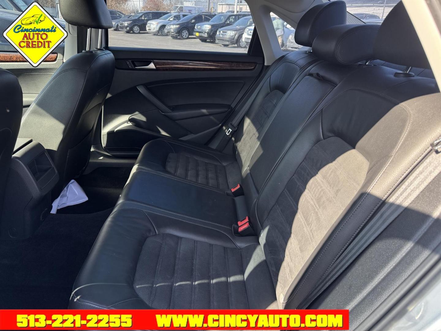 2012 Reflex Silver Metallic Volkswagen Passat V6 SEL Premium (1VWCM7A36CC) with an 3.6L 3.6L V6 280hp 258ft. lbs. Direct Injection engine, 6-Speed Double Clutch transmission, located at 2813 Gilbert Avenue, Cincinnati, OH, 45206, (513) 221-2255, 39.130219, -84.489189 - Photo#4