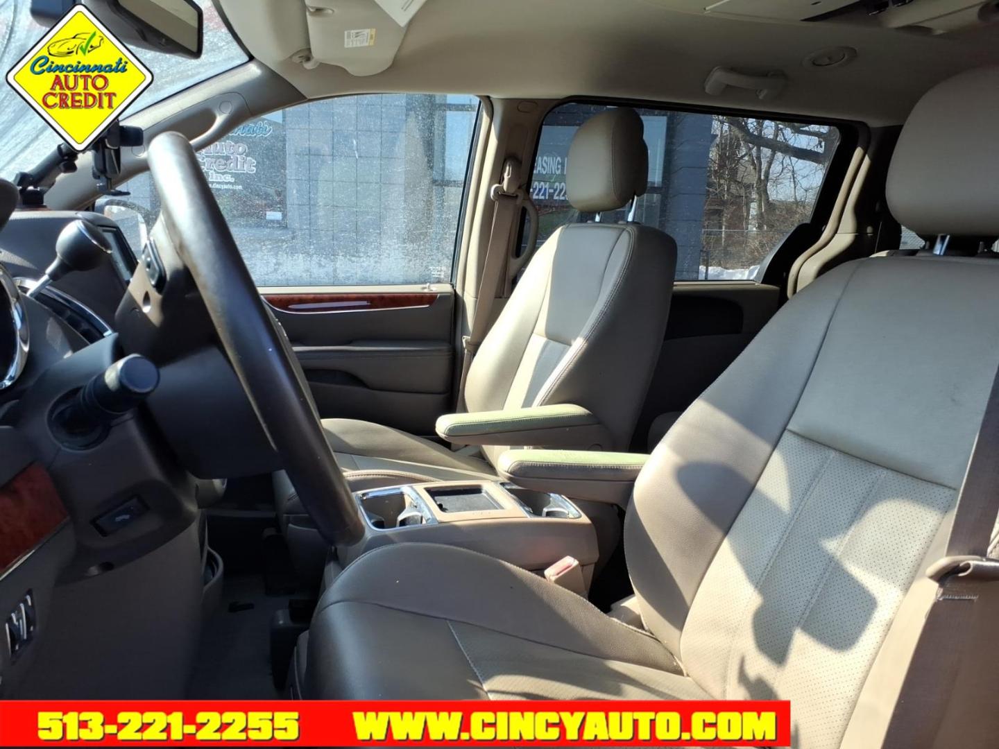 2013 Brilliant Black Crystal Pearl Coat Chrysler Town and Country Touring-L (2C4RC1CG9DR) with an 3.6L Pentastar 3.6L Flex Fuel V6 283hp 260ft. lbs. Sequential Multiport Fuel Injection engine, 6-Speed Shiftable Automatic transmission, located at 2813 Gilbert Avenue, Cincinnati, OH, 45206, (513) 221-2255, 39.130219, -84.489189 - Photo#5