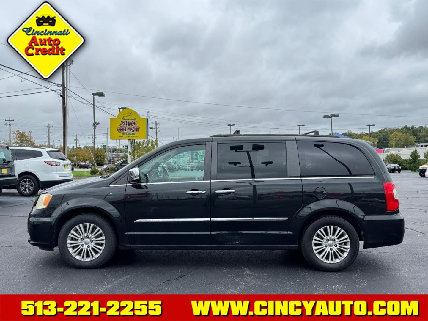 2013 Brilliant Black Crystal Pearl Coat Pxr Chrysler Town and Country Touring-L (2C4RC1CG9DR) with an 3.6L Pentastar 3.6L Flex Fuel V6 283hp 260ft. lbs. Sequential Multiport Fuel Injection engine, 6-Speed Shiftable Automatic transmission, located at 5489 Dixie Highway, Fairfield, OH, 45014, (513) 221-2255, 39.333084, -84.523834- Photo#1