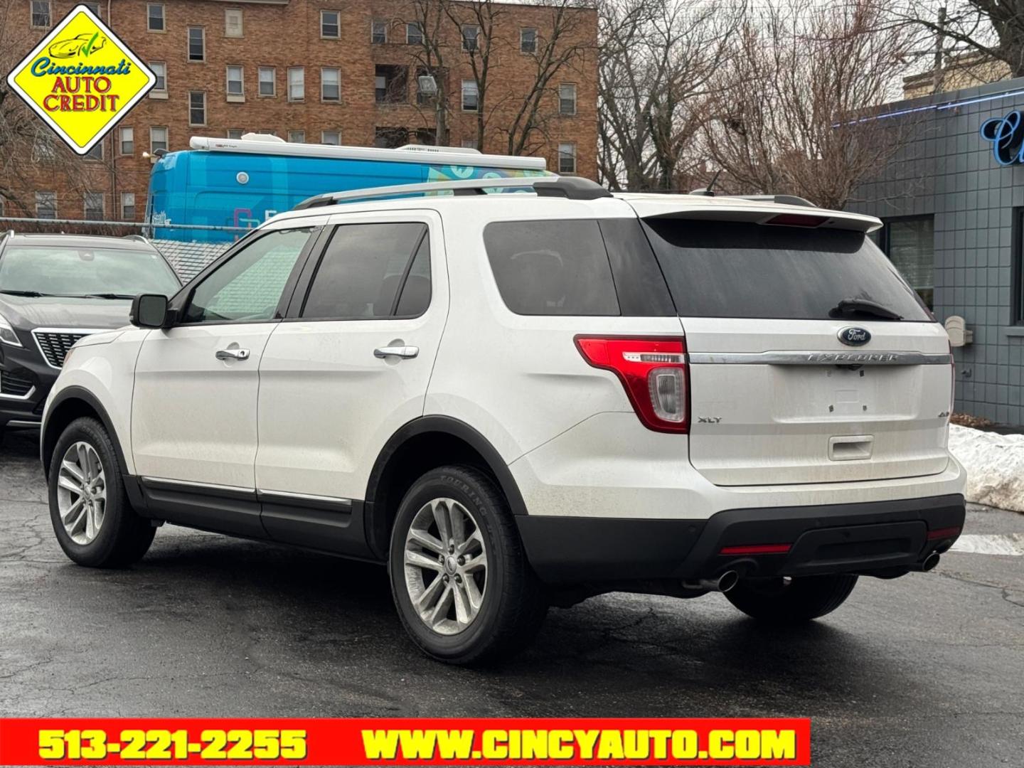 2011 White Platinum Metallic Tri-Coat Ford Explorer XLT (1FMHK8D89BG) with an 3.5L 3.5L V6 290hp 255ft. lbs. Sequential Multiport Fuel Injection engine, 6-Speed Shiftable Automatic transmission, located at 2813 Gilbert Avenue, Cincinnati, OH, 45206, (513) 221-2255, 39.130219, -84.489189 - Photo#2
