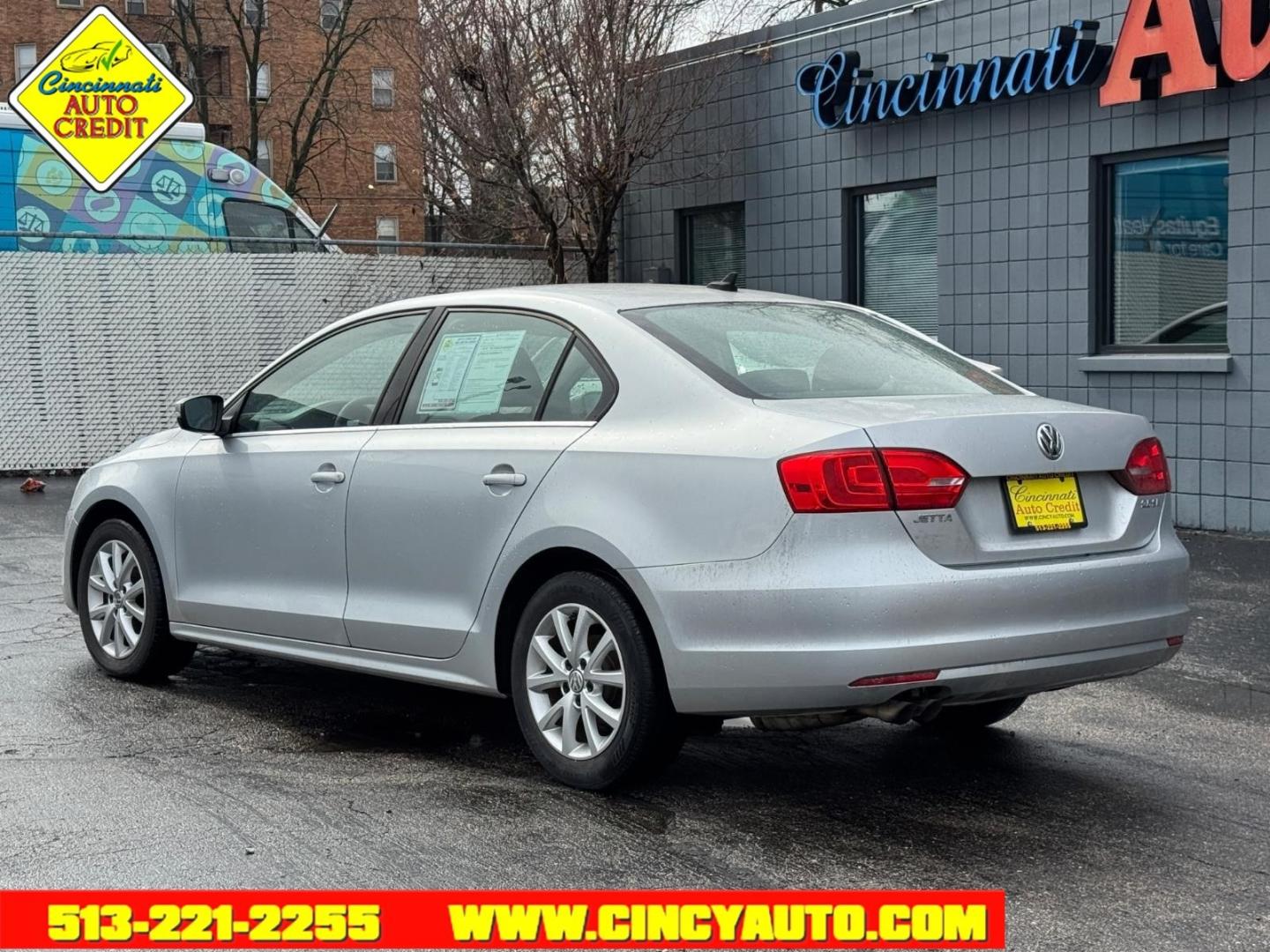 2013 Reflex Silver Metallic Volkswagen Jetta SE (3VWDX7AJ3DM) with an 2.5L 2.5L I5 170hp 177ft. lbs. Sequential Multiport Fuel Injection engine, 6-Speed Shiftable Automatic transmission, located at 2813 Gilbert Avenue, Cincinnati, OH, 45206, (513) 221-2255, 39.130219, -84.489189 - Photo#2