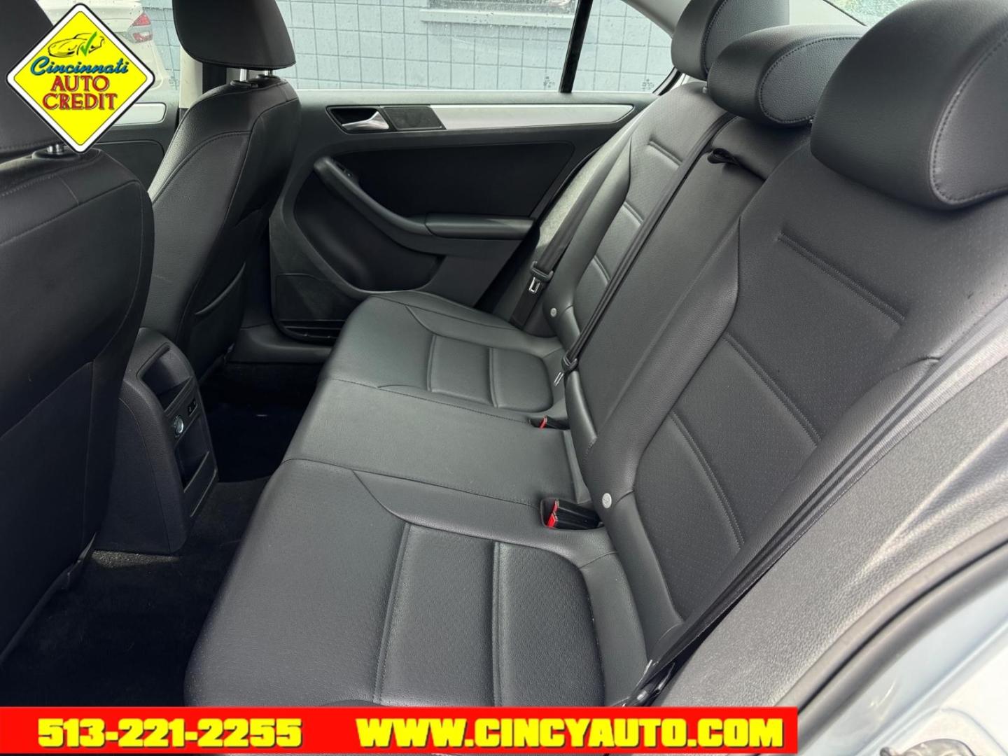 2013 Reflex Silver Metallic Volkswagen Jetta SE (3VWDX7AJ3DM) with an 2.5L 2.5L I5 170hp 177ft. lbs. Sequential Multiport Fuel Injection engine, 6-Speed Shiftable Automatic transmission, located at 2813 Gilbert Avenue, Cincinnati, OH, 45206, (513) 221-2255, 39.130219, -84.489189 - Photo#4