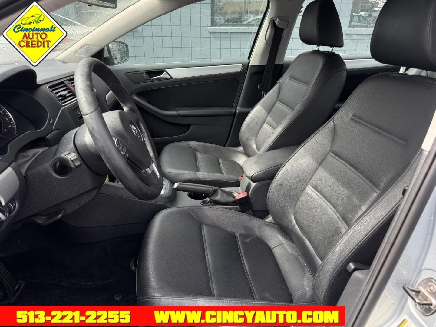 2013 Reflex Silver Metallic Volkswagen Jetta SE (3VWDX7AJ3DM) with an 2.5L 2.5L I5 170hp 177ft. lbs. Sequential Multiport Fuel Injection engine, 6-Speed Shiftable Automatic transmission, located at 2813 Gilbert Avenue, Cincinnati, OH, 45206, (513) 221-2255, 39.130219, -84.489189 - Photo#5