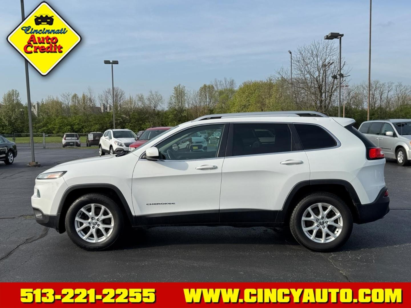 2015 Bright White Clear Coat Jeep Cherokee Latitude (1C4PJMCS3FW) with an 3.2L 3.2L V6 271hp 239ft. lbs. Sequential Multiport Fuel Injection engine, 9-Speed Shiftable Automatic transmission, located at 5489 Dixie Highway, Fairfield, OH, 45014, (513) 221-2255, 39.333084, -84.523834 - Photo#1