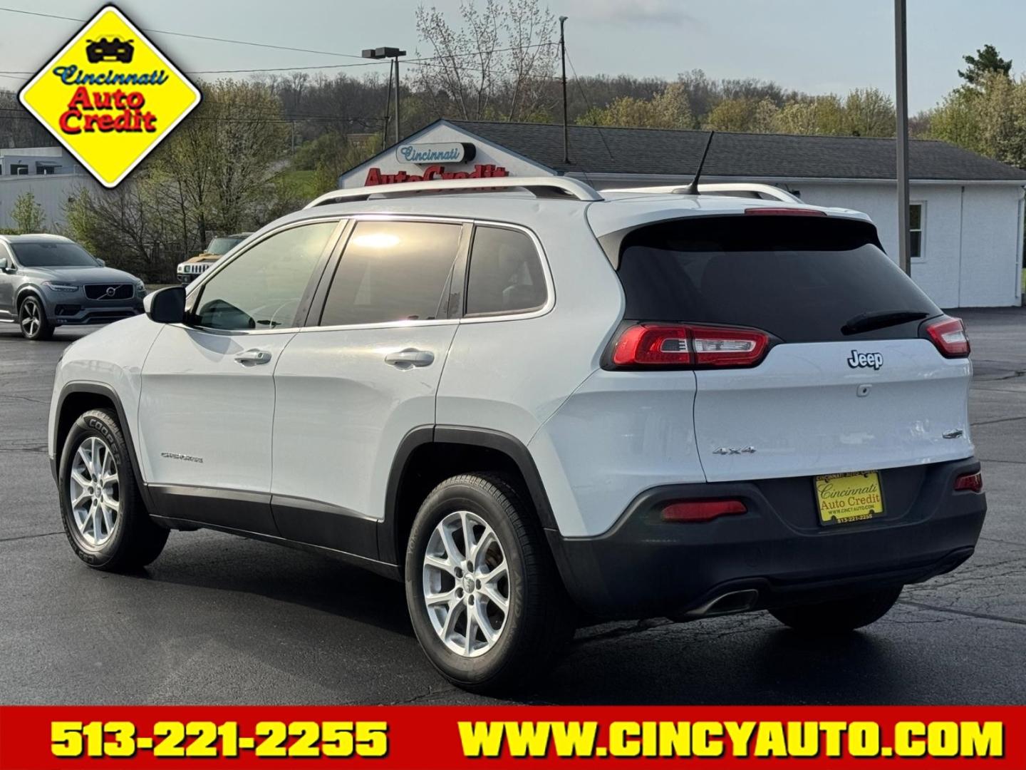 2015 Bright White Clear Coat Jeep Cherokee Latitude (1C4PJMCS3FW) with an 3.2L 3.2L V6 271hp 239ft. lbs. Sequential Multiport Fuel Injection engine, 9-Speed Shiftable Automatic transmission, located at 5489 Dixie Highway, Fairfield, OH, 45014, (513) 221-2255, 39.333084, -84.523834 - Photo#2