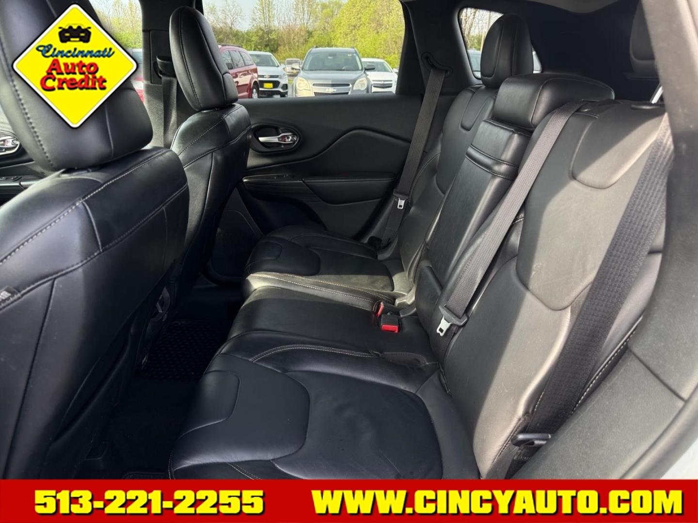 2015 Bright White Clear Coat Jeep Cherokee Latitude (1C4PJMCS3FW) with an 3.2L 3.2L V6 271hp 239ft. lbs. Sequential Multiport Fuel Injection engine, 9-Speed Shiftable Automatic transmission, located at 5489 Dixie Highway, Fairfield, OH, 45014, (513) 221-2255, 39.333084, -84.523834 - Photo#4