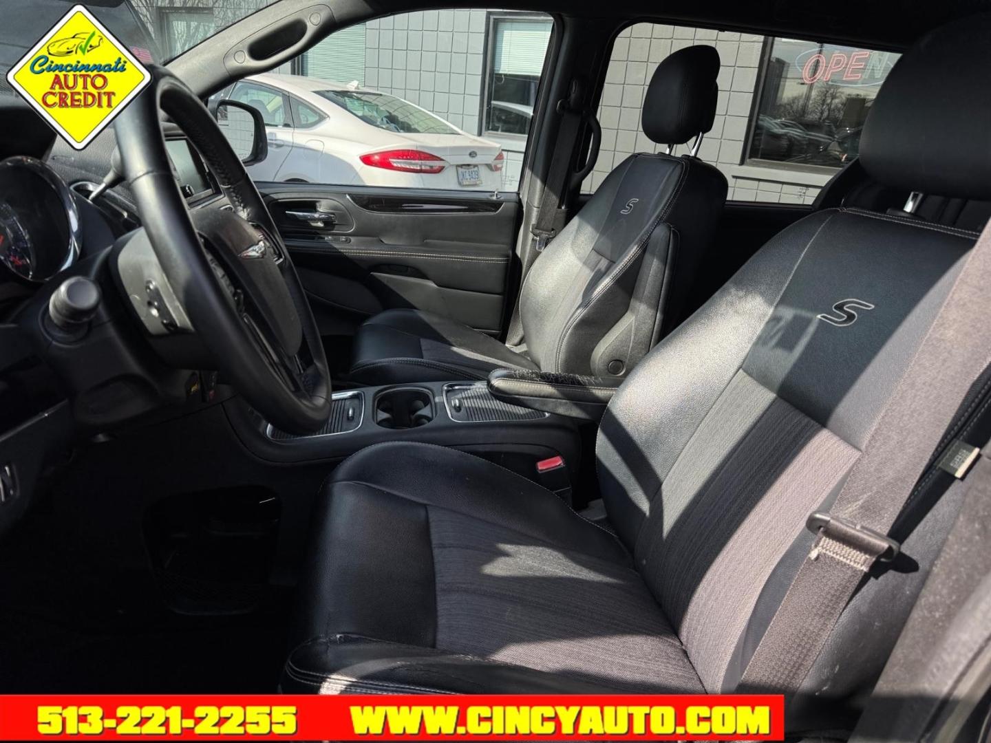 2014 Brilliant Black Crystal Pearl Coat Chrysler Town and Country S (2C4RC1HG0ER) with an 3.6L Pentastar 3.6L Flex Fuel V6 283hp 260ft. lbs. Sequential Multiport Fuel Injection engine, 6-Speed Shiftable Automatic transmission, located at 2813 Gilbert Avenue, Cincinnati, OH, 45206, (513) 221-2255, 39.130219, -84.489189 - Photo#5