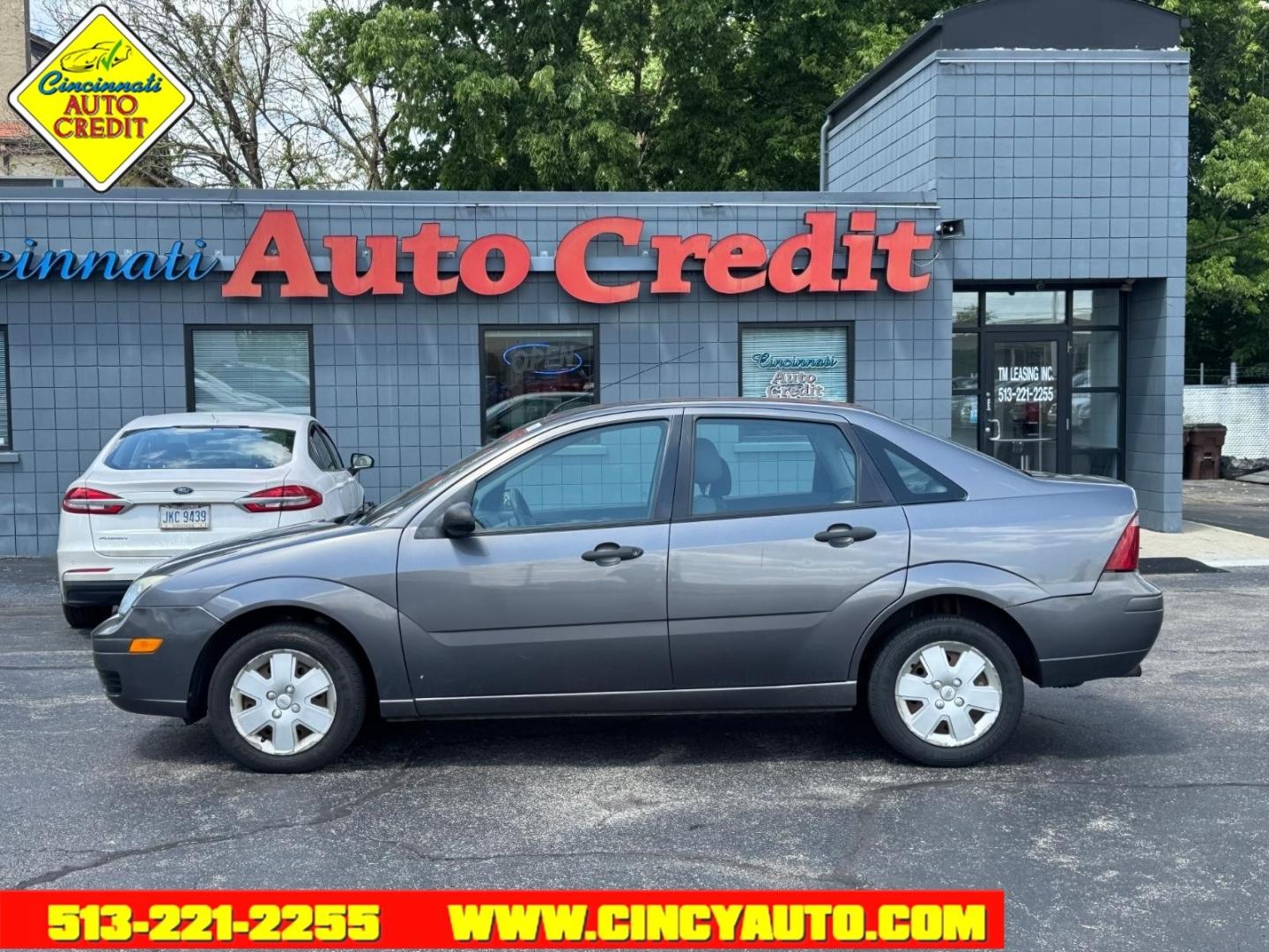 2007 Liquid Grey Clearcoat Metallic Cx Ford Focus ZX4 SE (1FAFP34N57W) with an 2.0L 2.0L inline 4 double overhead camshaft 16V Fuel Injected engine, 4-Speed Automatic transmission, located at 2813 Gilbert Avenue, Cincinnati, OH, 45206, (513) 221-2255, 39.130219, -84.489189- Photo#1