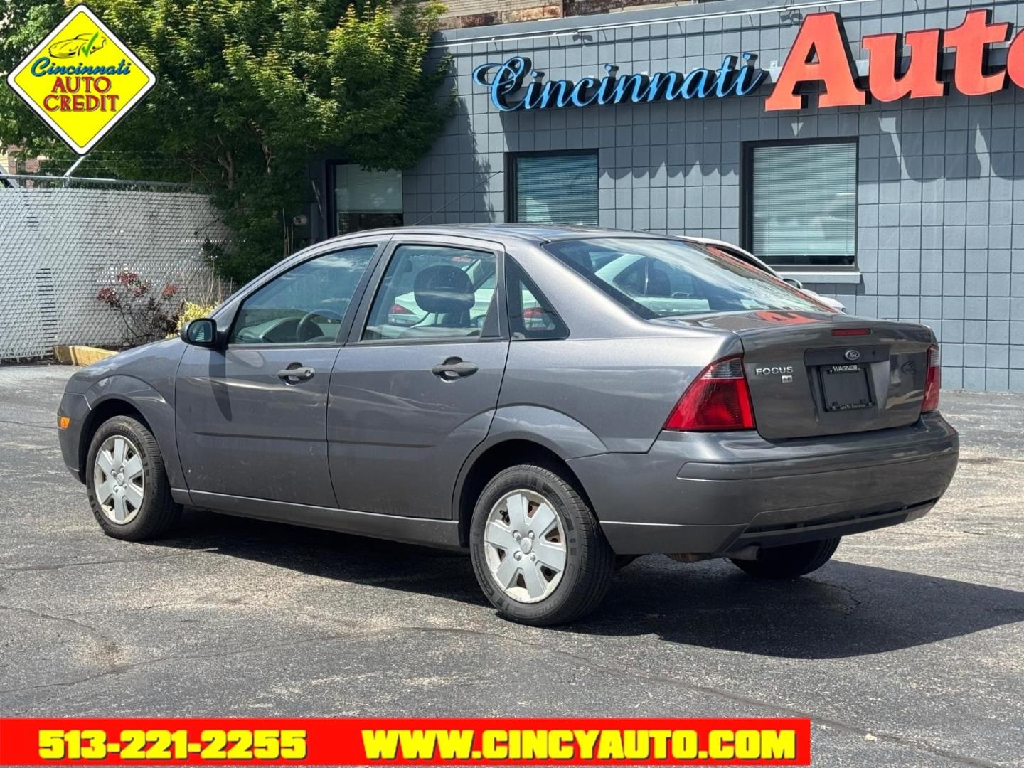 2007 Liquid Grey Clearcoat Metallic Cx Ford Focus ZX4 SE (1FAFP34N57W) with an 2.0L 2.0L inline 4 double overhead camshaft 16V Fuel Injected engine, 4-Speed Automatic transmission, located at 2813 Gilbert Avenue, Cincinnati, OH, 45206, (513) 221-2255, 39.130219, -84.489189- Photo#2