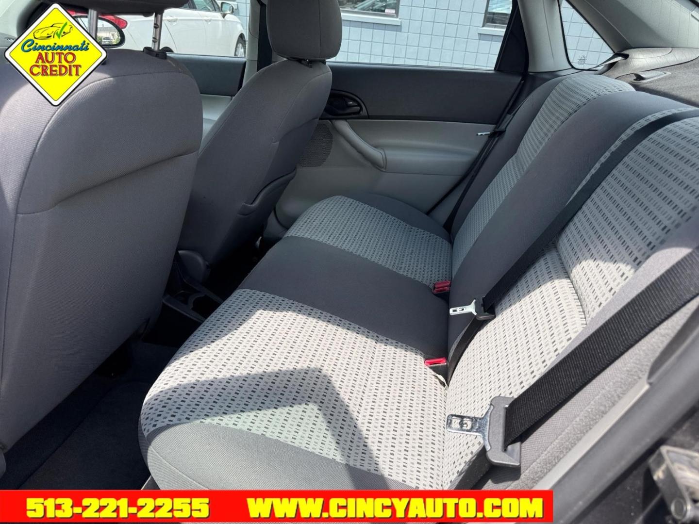 2007 Liquid Grey Clearcoat Metallic Cx Ford Focus ZX4 SE (1FAFP34N57W) with an 2.0L 2.0L inline 4 double overhead camshaft 16V Fuel Injected engine, 4-Speed Automatic transmission, located at 2813 Gilbert Avenue, Cincinnati, OH, 45206, (513) 221-2255, 39.130219, -84.489189- Photo#4