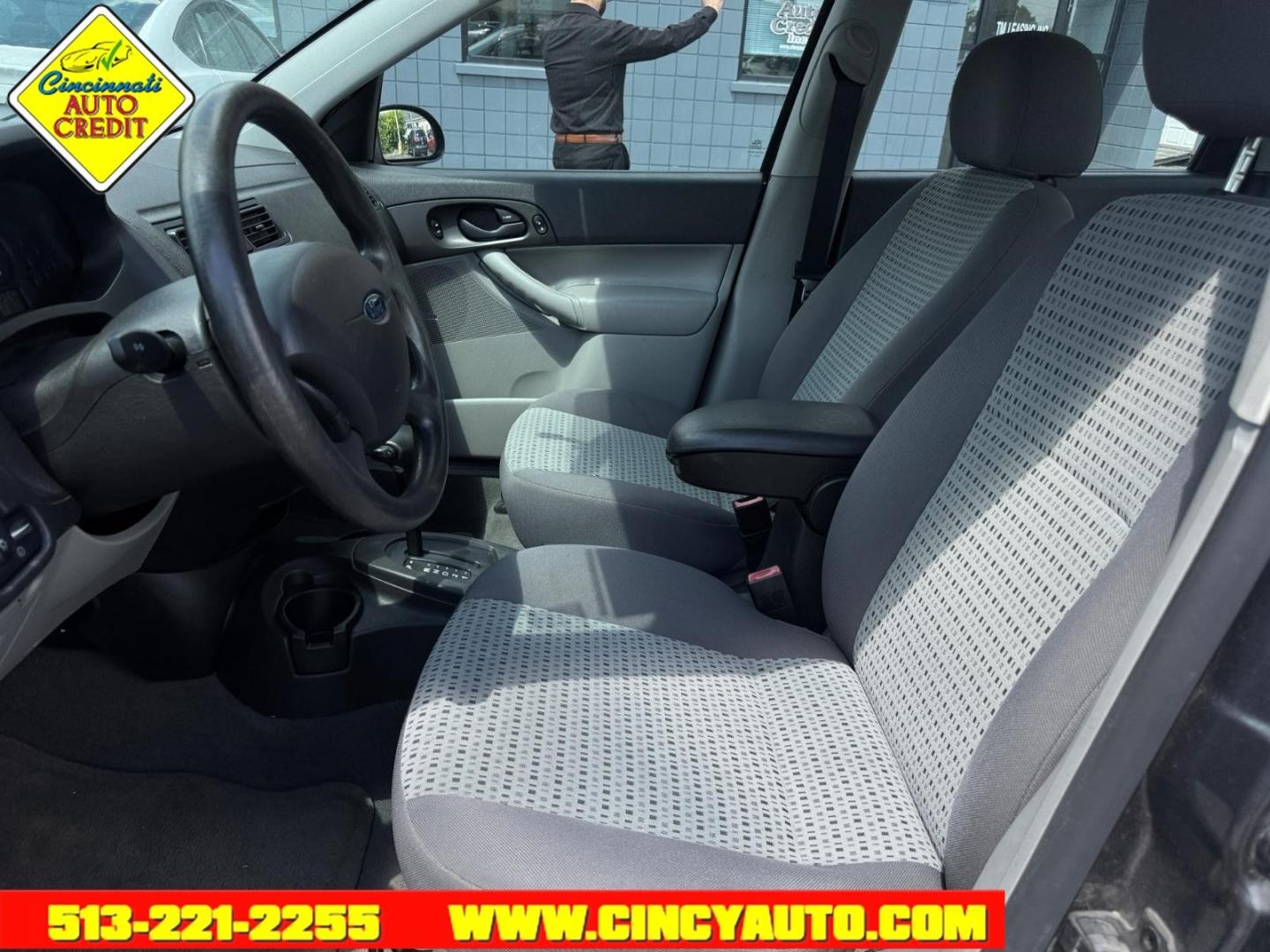 2007 Liquid Grey Clearcoat Metallic Cx Ford Focus ZX4 SE (1FAFP34N57W) with an 2.0L 2.0L inline 4 double overhead camshaft 16V Fuel Injected engine, 4-Speed Automatic transmission, located at 2813 Gilbert Avenue, Cincinnati, OH, 45206, (513) 221-2255, 39.130219, -84.489189- Photo#5