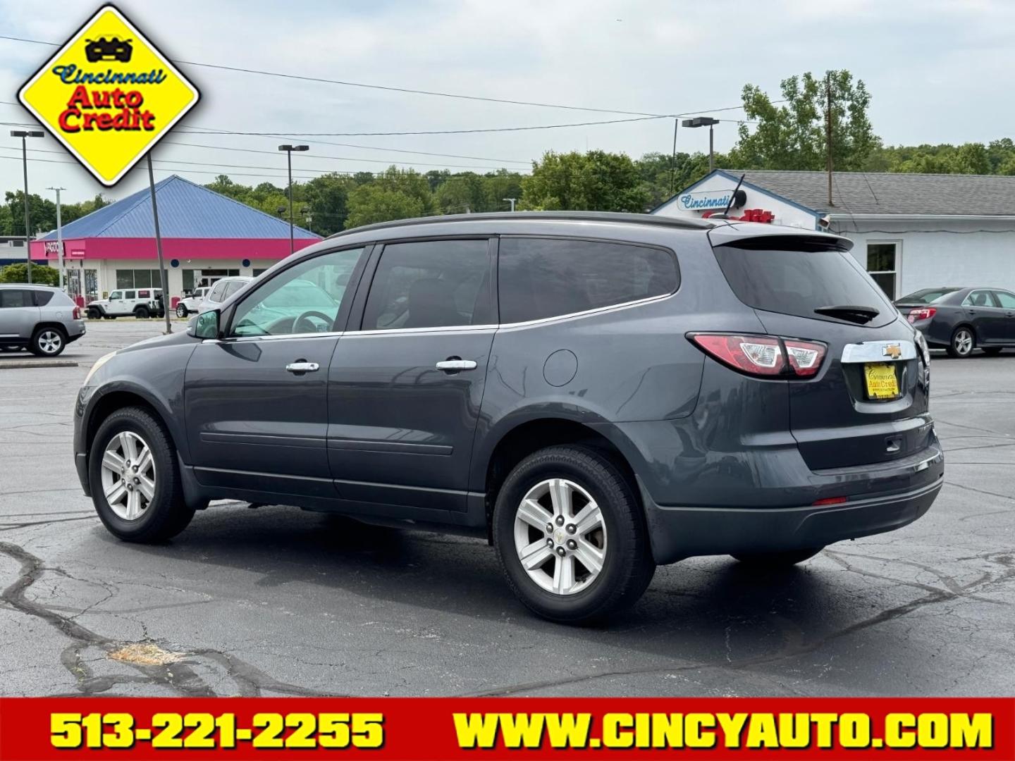 2014 Cyber Gray Metallic Chevrolet Traverse LT (1GNKRGKDXEJ) with an 3.6L V6 281hp 266ft. lbs. Direct Injection engine, 6-Speed Shiftable Automatic transmission, located at 5489 Dixie Highway, Fairfield, OH, 45014, (513) 221-2255, 39.333084, -84.523834 - Photo#2