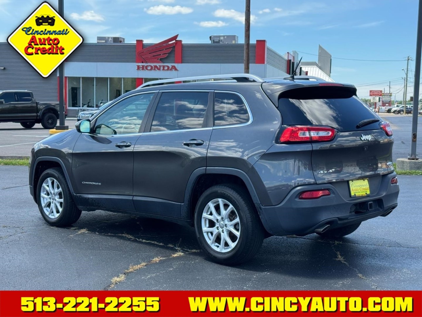 2014 Granite Crystal Metallic Clear Coat Pau Jeep Cherokee Latitude (1C4PJMCS4EW) with an 3.2L 3.2L V6 271hp 239ft. lbs. Sequential Multiport Fuel Injection engine, 9-Speed Shiftable Automatic transmission, located at 5489 Dixie Highway, Fairfield, OH, 45014, (513) 221-2255, 39.333084, -84.523834- Photo#2