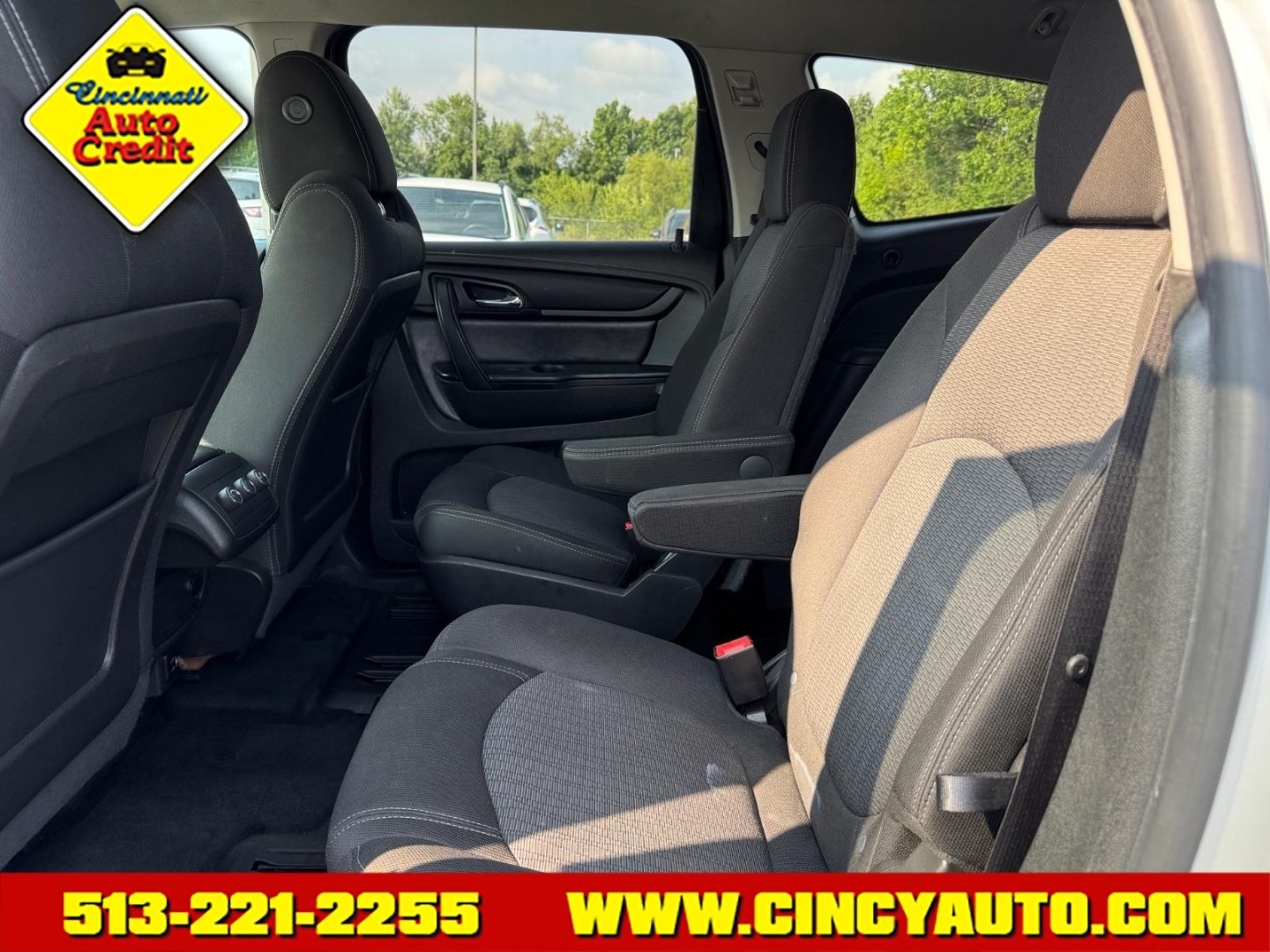 2017 Silver Ice Metallic 17u Chevrolet Traverse LT (1GNKRGKD5HJ) with an 3.6L 3.6L V6 281hp 266ft. lbs. Direct Injection engine, 6-Speed Shiftable Automatic transmission, located at 5489 Dixie Highway, Fairfield, OH, 45014, (513) 221-2255, 39.333084, -84.523834- Photo#4