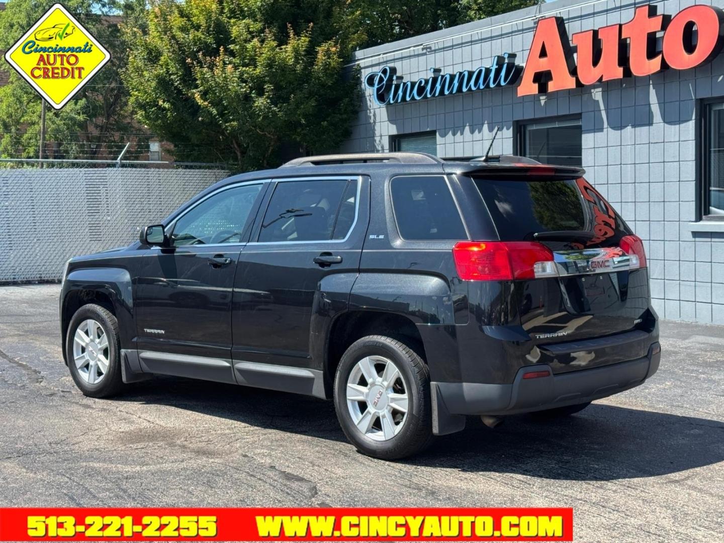 2013 Carbon Black Metallic GMC Terrain SLE-2 (2GKFLTEK8D6) with an 2.4L Ecotec 2.4L I4 182hp 172ft. lbs. Direct Injection engine, 6-Speed Shiftable Automatic transmission, located at 2813 Gilbert Avenue, Cincinnati, OH, 45206, (513) 221-2255, 39.130219, -84.489189- Photo#2