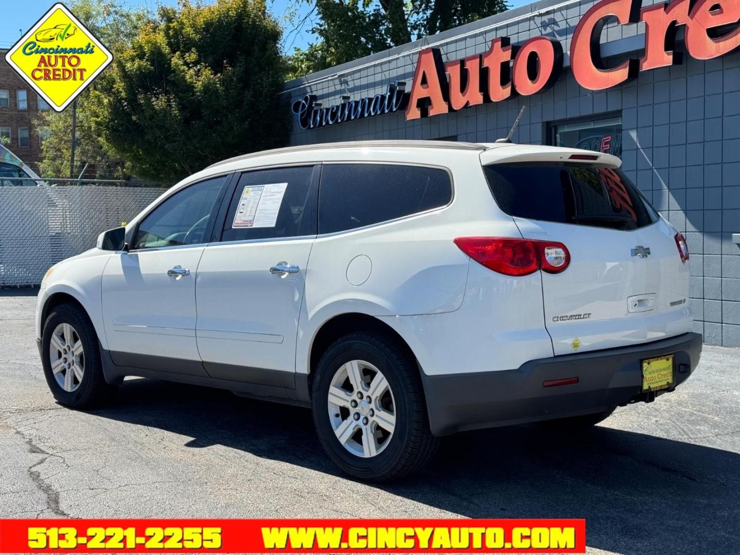 2010 Summit White Chevrolet Traverse LT (1GNLVGED7AJ) with an 3.6L 3.6L V6 281hp 266ft. lbs. Direct Injection engine, 6-Speed Shiftable Automatic transmission, located at 2813 Gilbert Avenue, Cincinnati, OH, 45206, (513) 221-2255, 39.130219, -84.489189- Photo#2