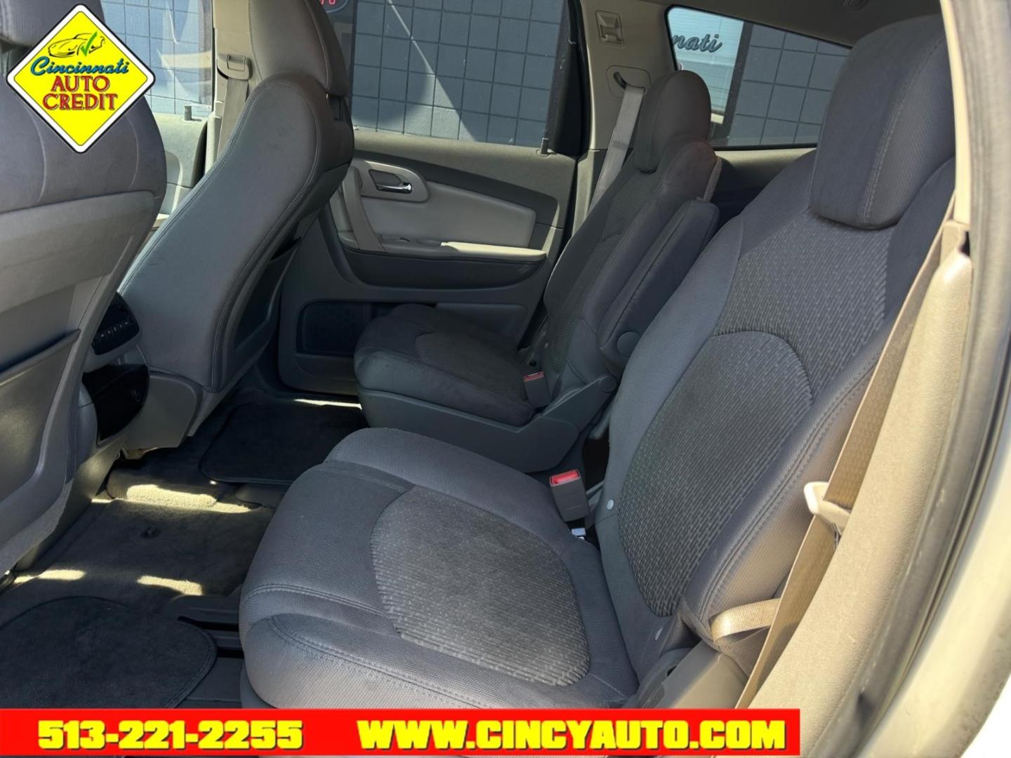 2010 Summit White Chevrolet Traverse LT (1GNLVGED7AJ) with an 3.6L 3.6L V6 281hp 266ft. lbs. Direct Injection engine, 6-Speed Shiftable Automatic transmission, located at 2813 Gilbert Avenue, Cincinnati, OH, 45206, (513) 221-2255, 39.130219, -84.489189- Photo#4
