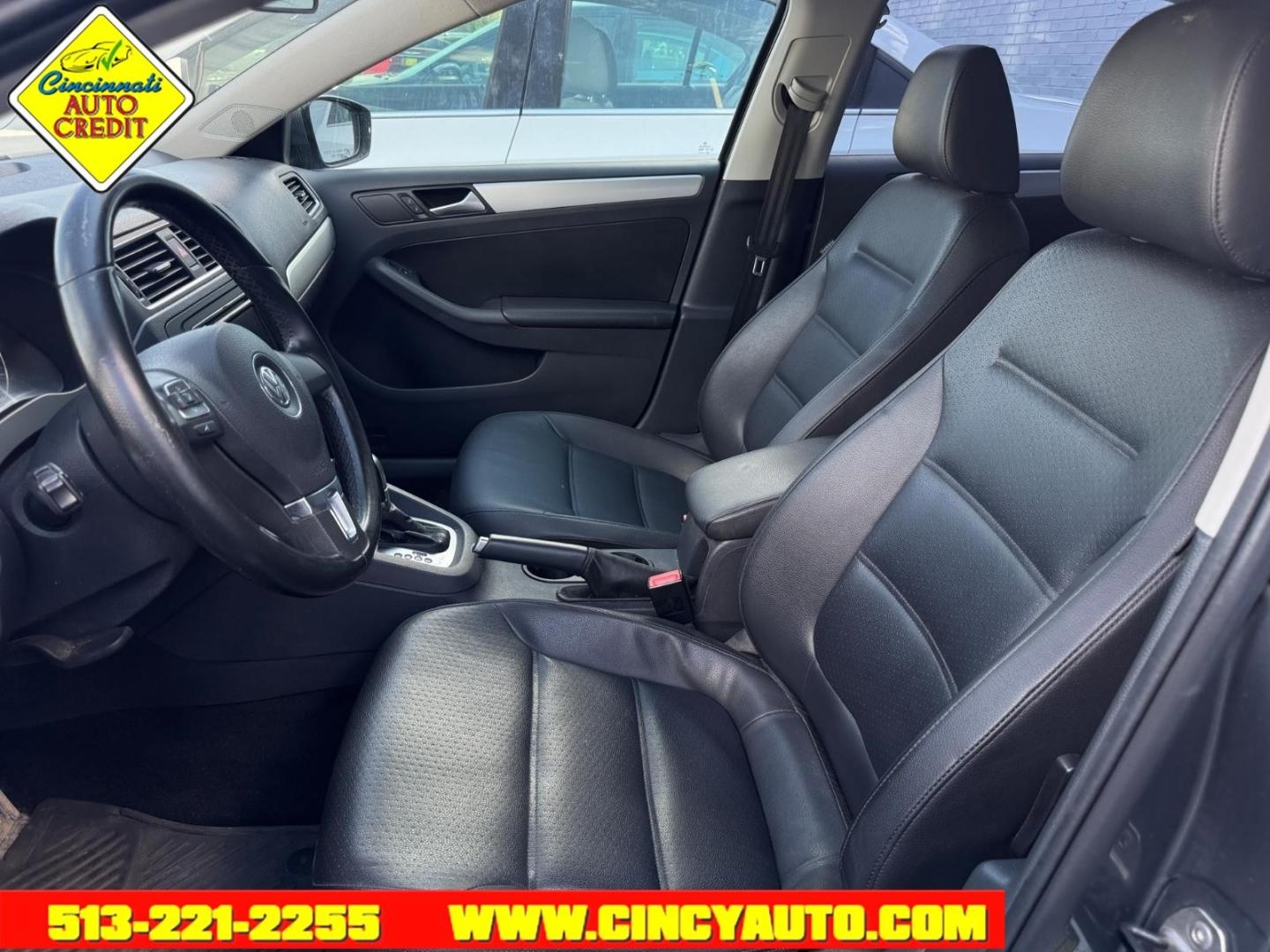 2014 Platinum Gray Metallic 2r2r Volkswagen Jetta SE PZEV (3VWD17AJXEM) with an 1.8L 1.8L Turbo I4 170hp 184ft. lbs. PZEV Direct Injection engine, 6-Speed Shiftable Automatic transmission, located at 2813 Gilbert Avenue, Cincinnati, OH, 45206, (513) 221-2255, 39.130219, -84.489189- Photo#4
